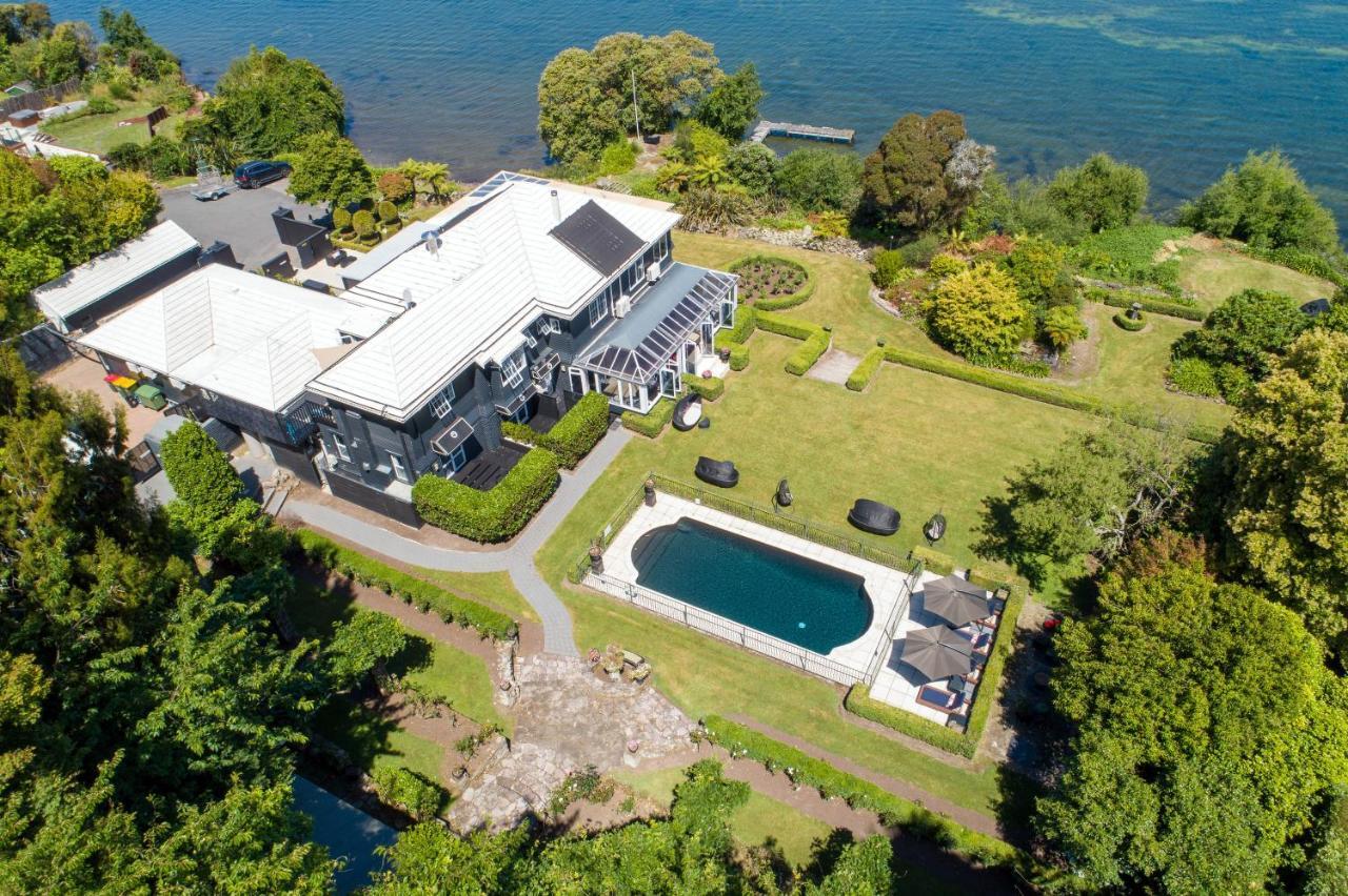 Black Swan Lakeside Boutique Hotel Роторуа Экстерьер фото
