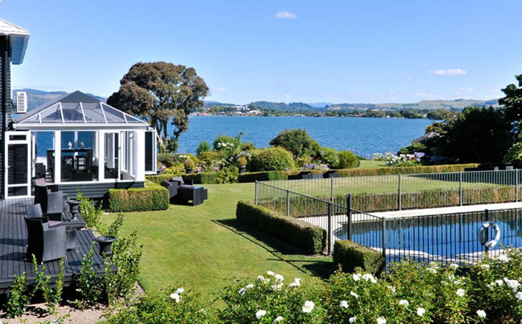 Black Swan Lakeside Boutique Hotel Роторуа Экстерьер фото