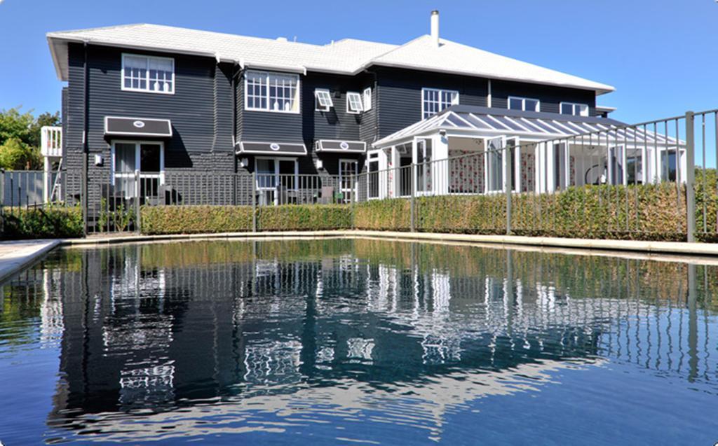 Black Swan Lakeside Boutique Hotel Роторуа Экстерьер фото