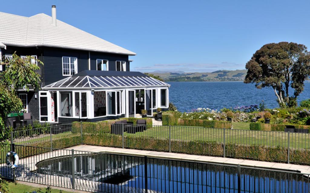 Black Swan Lakeside Boutique Hotel Роторуа Экстерьер фото