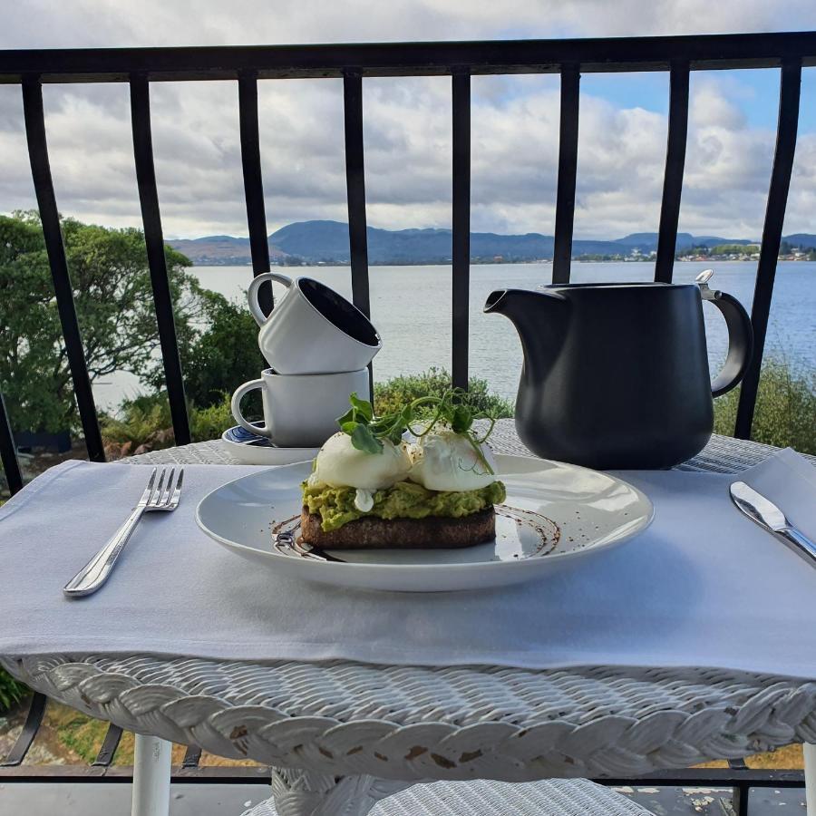 Black Swan Lakeside Boutique Hotel Роторуа Экстерьер фото